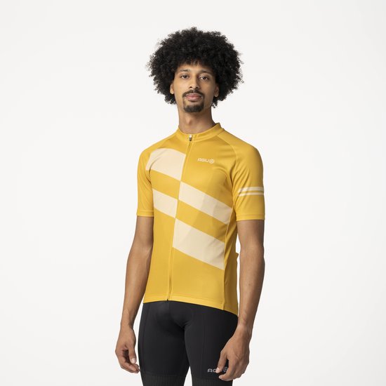 Man met afro, draagt geel fietsshirt met korte mouwen en diagonale crèmekleurige strepen.