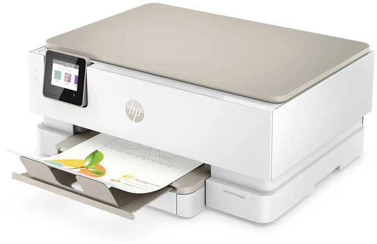 Witte HP Envy Inspire 7220e printer met beige deksel, print een gekleurde pagina met fruit.
