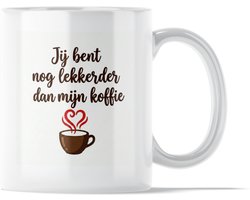 Valentijnsdag Cadeau Mok "Jij Bent Nog Lekkerder dan Mijn Koffie" Quote - Grappig & Flirterig Liefdescadeau - Romantisch Compliment voor de echte Koffieliefhebber Koffieleut - Origineel Geschenk voor Hem & Haar - 330ml Wit Keramiek - Liefde & Hartje