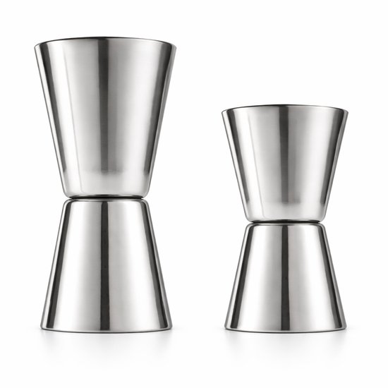 Twee zilverkleurige RVS jiggers op een witte achtergrond.