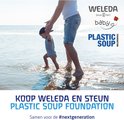 Ouder en kind lopen door het water op het strand. Weleda Baby en Plastic Soup Foundation.
