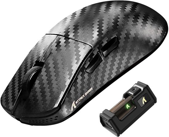 Zwarte gamingmuis met koolstofvezelpatroon en een apart oplaadstation met groene LED-indicatoren.