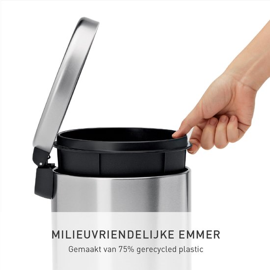 Hand die binnenste zwarte emmer van roestvrijstalen prullenbak verwijdert. Gemaakt van 75% gerecycled plastic.