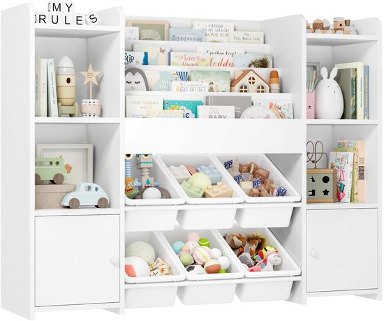 Witte speelgoedkast met 6 open vakken, 4 opbergbakken, 2 deurtjes en boekenplank. Gevuld met speelgoed, boeken en decoratie.