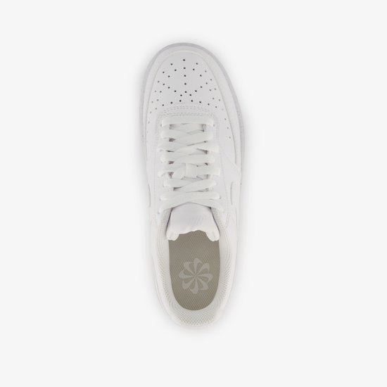 Bovenkant van een witte Nike Court Vision Low dames sneaker, met witte veters en Nike logo.
