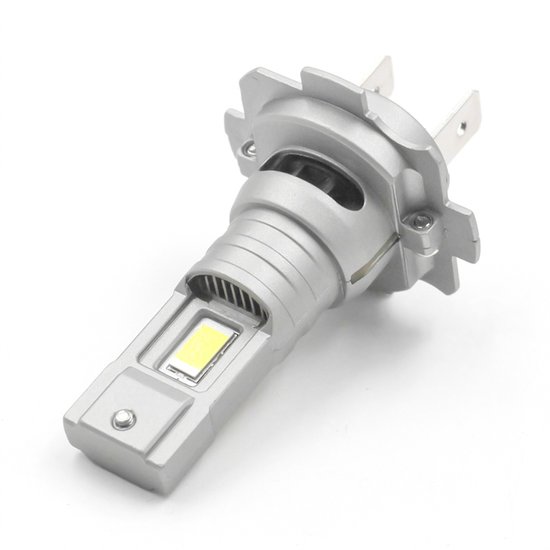 Gedetailleerde zilverkleurige H7 LED-lamp met koelribben, witte lichtchip en metalen aansluitingen.
