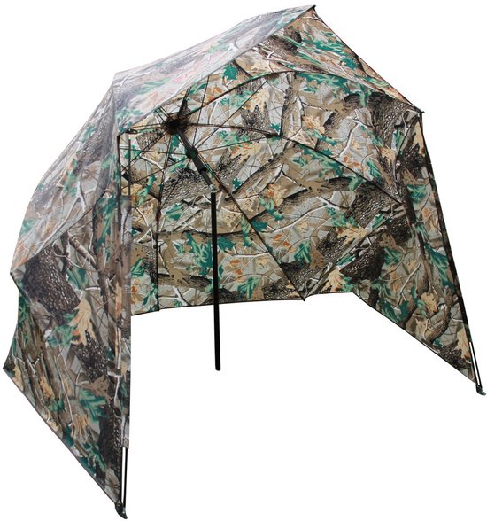 Camouflage paraplu met de zijkanten naar beneden, op wit gezet.