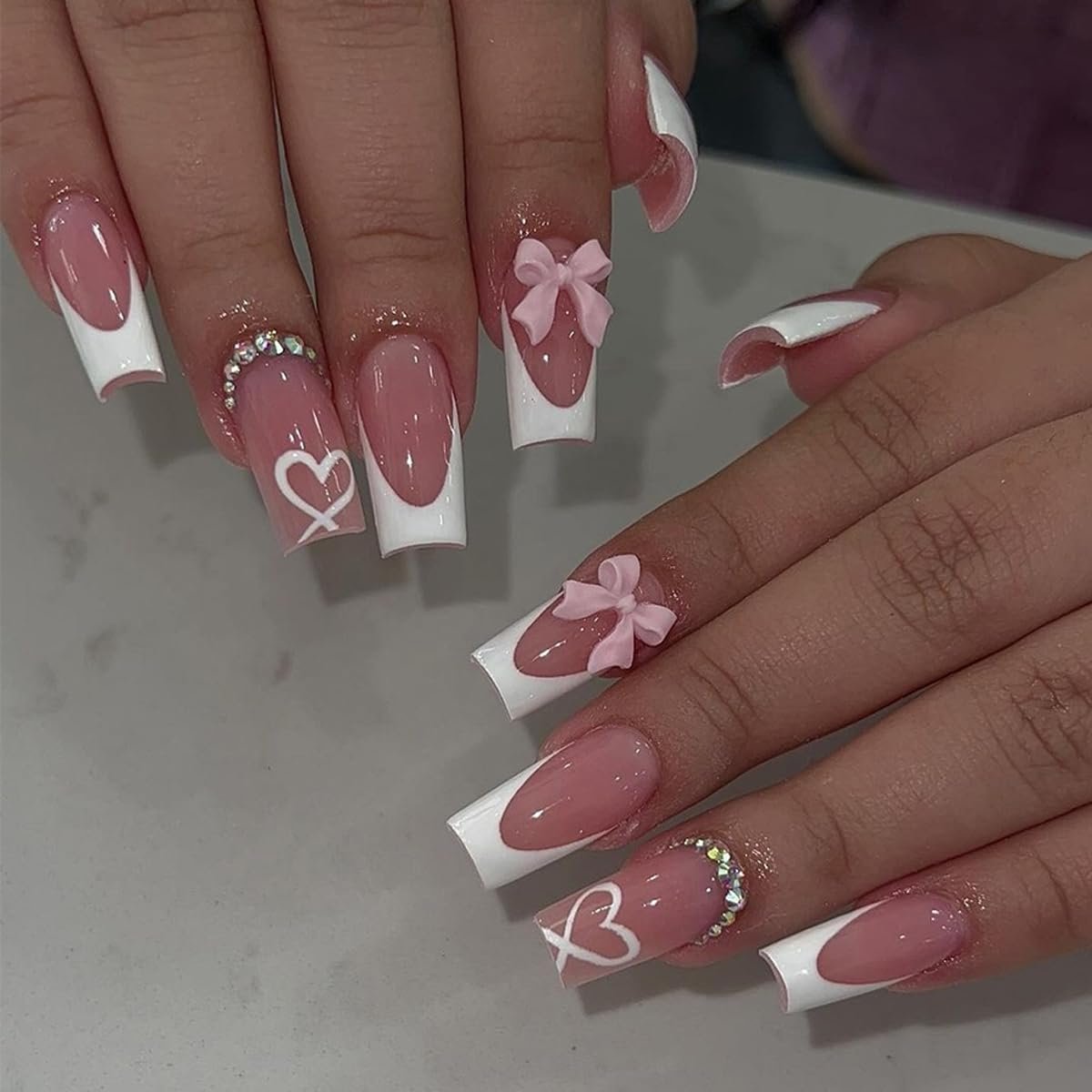 Daity Franse manicure stickers - versierd met schattige strikjes - rechthoekige acryl kunstnagels - versierd met hartjes en strass-steentjes - geschikt voor dagelijks gebruik door vrouwen.
