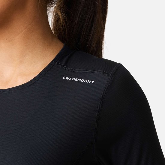 Zwarte longsleeve top met witte 'SWEDEMOUNT' tekst op de linkerschouder.