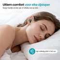 Vrouw slaapt met oordoppen in, met de tekst 'Ultiem comfort voor elke zijslaper'.