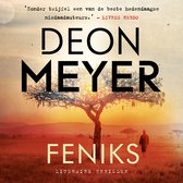 Boekomslag van 'Feniks' door Deon Meyer. Een silhouet van een man staat bij een boom in de savanne bij zonsondergang. Met de tekst 'Zonder twijfel een van de beste hedendaagse misdaadauteurs.' - LIVRES HEBDO en 'LITERAIRE THRILLER'.
