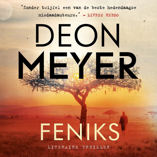 Boekomslag van 'Feniks' door Deon Meyer. Een silhouet van een man staat bij een boom in de savanne bij zonsondergang. Met de tekst 'Zonder twijfel een van de beste hedendaagse misdaadauteurs.' - LIVRES HEBDO en 'LITERAIRE THRILLER'.