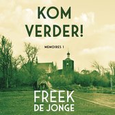 Boekomslag met de tekst 'KOM VERDER! MEMOIRES 1 Freek DE JONGE'. Op de achtergrond een groen getinte foto van een kerk met kerktoren en bomen.