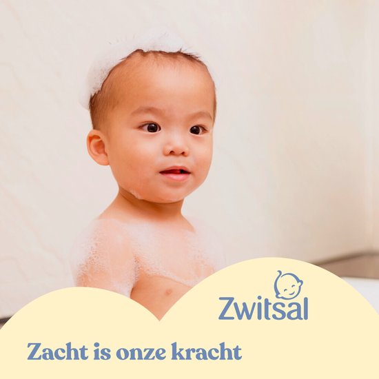 Een schattige baby met zeepbellen in bad, met het Zwitsal logo en tekst 'Zacht is onze kracht'.