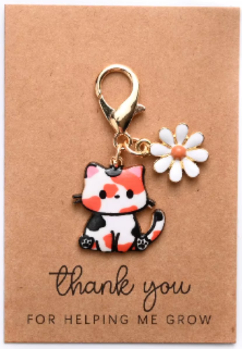 Pradeo - Katje Sleutelhanger - Gelukshanger - Hangertje - Katje - Poesje - Kat - Poes - Cat - Key Chain - Met Bloemetje - Pocket Hug - Klein Cadeau / Geschenk - Met Kaartje Met Tekst - Vlekjes Katje
