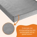 Onderzijde van een lichtgrijs zitkussen met antislip noppenpatroon.