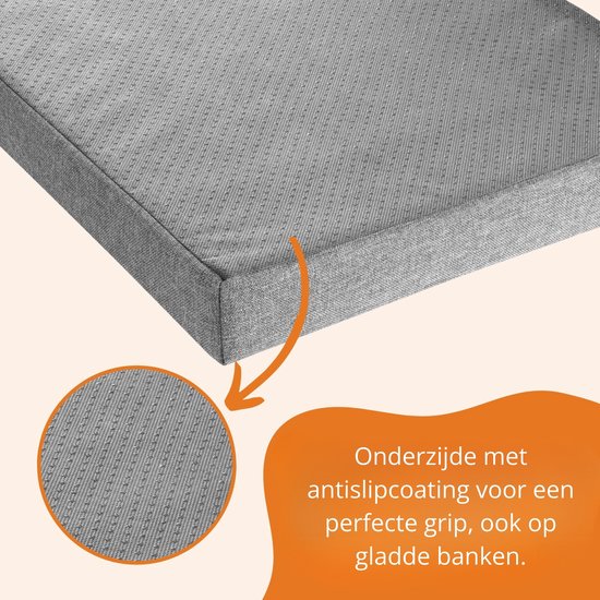 Onderzijde van een lichtgrijs zitkussen met antislip noppenpatroon.