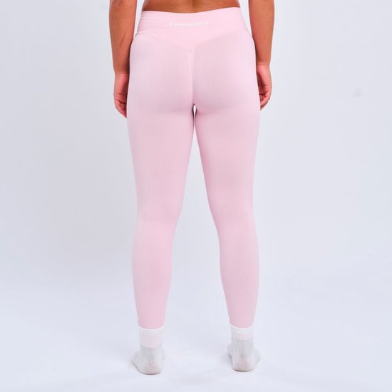Achterkant van roze sportlegging met V-band en logoprint op de rug.