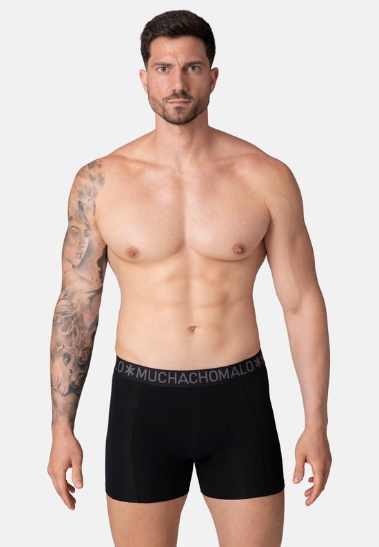 Man draagt een zwarte Muchachomalo boxershort.