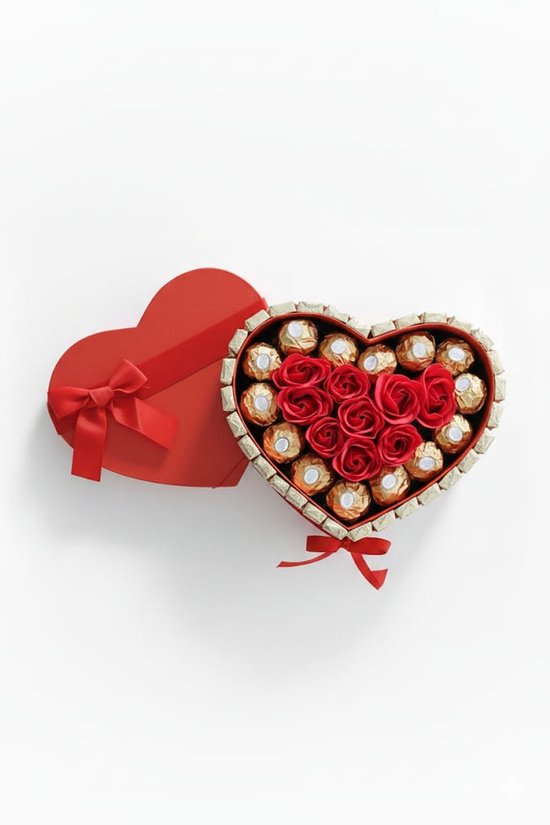 Hartvormige chocoladedoos, gevuld met rode rozen en Ferrero Rocher, op een witte achtergrond.