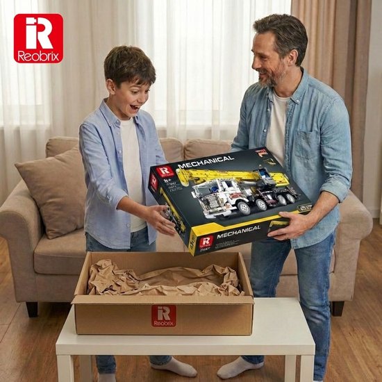 Een vader en zoon pakken enthousiast een doos uit met een afbeelding van een gele en witte mobiele kraanbouwset.
