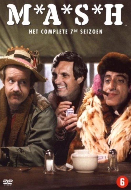 M*A*S*H Het Complete 7e Seizoen DVD-cover met drie mannen in militaire kleding. Links een man met strooien hoed en snor, in het midden een lachende man met een kaartspel, rechts een man met bontmuts en sigaar.