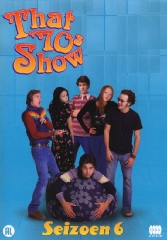 Cast van That 70's Show Seizoen 6, met de titel in oranje letters. Zeven acteurs staan en zitten op een blauwe achtergrond.