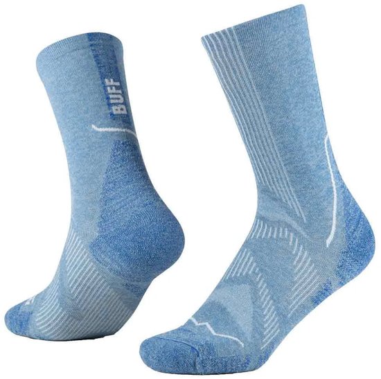 Een paar lichtblauwe sportsokken, met witte en donkerblauwe details, inclusief het BUFF® logo.