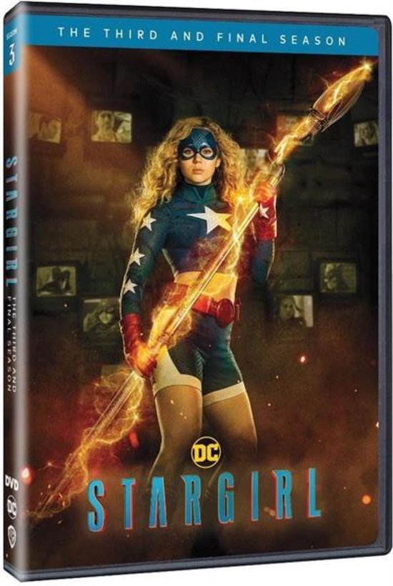 Stargirl in een blauw, rood en wit kostuum met sterren, met een gouden staf. DVD-hoes voor "The Third and Final Season".