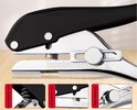 Zwarte perforator met metalen snijrand, close-up van veer, platte mond en chroom-legering.