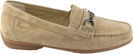 Beige suède Sioux instapper met zilveren bit detail en zichtbare stiksels.