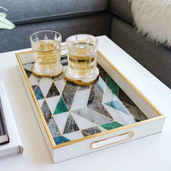 Wit dienblad met geometrisch marmerpatroon in groen, grijs en wit, met gouden rand. Met twee glazen drankjes.