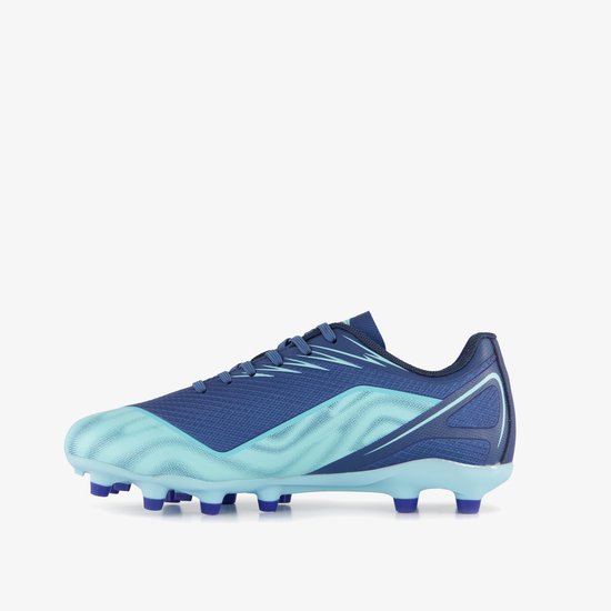 Blauwe voetbalschoen met lichtblauwe golvende strepen, witte V-vormige accenten en 'DUTCHY' opdruk.