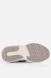 Onderkant van een witte Skechers sneaker met roze accenten en een grijs loopvlak.