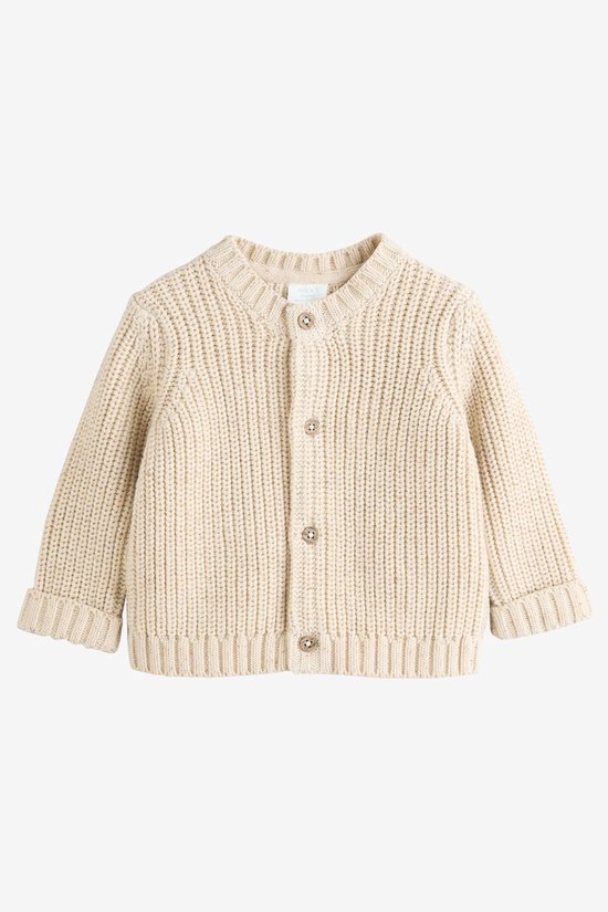 Crèmekleurig grof gebreid babyvestje met ronde hals en knopen.