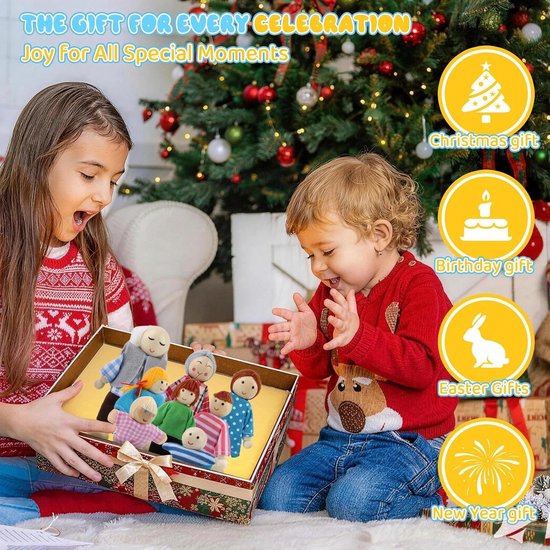 Kinderen openen een doos met een houten poppenfamilie voor Kerstmis. "Het cadeau voor elke viering".