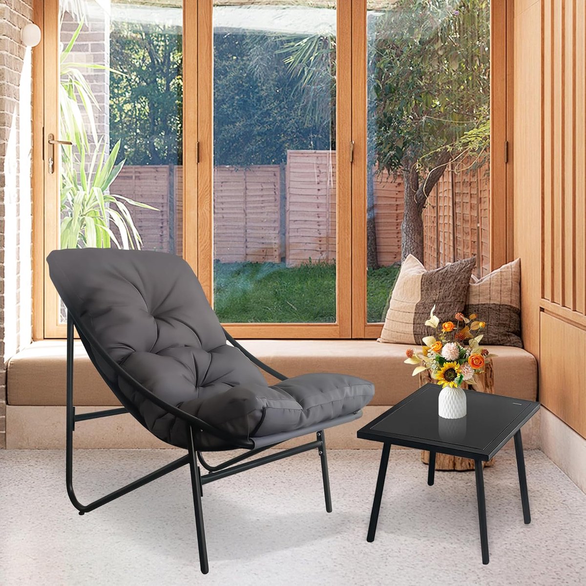 3-delige moderne balkonset in groen, bestaande uit 2 comfortabele stoelen en een tafel (90x69x80 cm). Gemaakt van stevig metaal met zachte polyester kussens. Ideaal voor balkon of tuin, stijlvol en duurzaam ontwerp voor dagelijks gebruik.