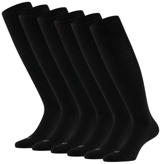 Zes zwarte merinowollen kniekousen van Morethansocks, staand op een witte achtergrond.