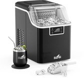 Zwarte Bardi ijsblokjesmachine met een beker met ijs, schep en ijsblokjes.