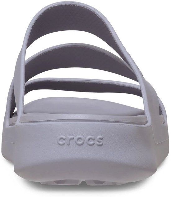 Achterkant van een grijze Crocs slipper met bandjes en logo.