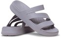 Twee grijze Crocs slippers met gestapelde banden.