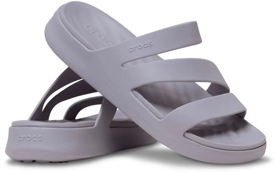 Twee grijze Crocs slippers met gestapelde banden.