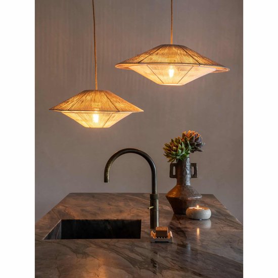 Twee beige touw hanglampen boven een aanrecht.