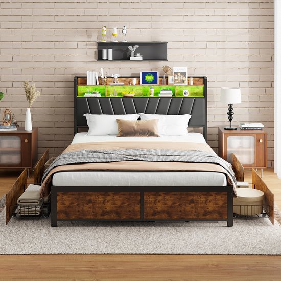 Cadre de lit industriel avec tête de lit en bois, rembourrage noir rayé et éclairage LED. Cadre métallique avec façades de tiroirs en bois.