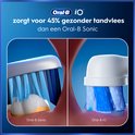 Close-up van een tand geborsteld met Oral-B Sonic (links) versus Oral-B iO (rechts). De iO reinigt 45% gezonder tandvlees.