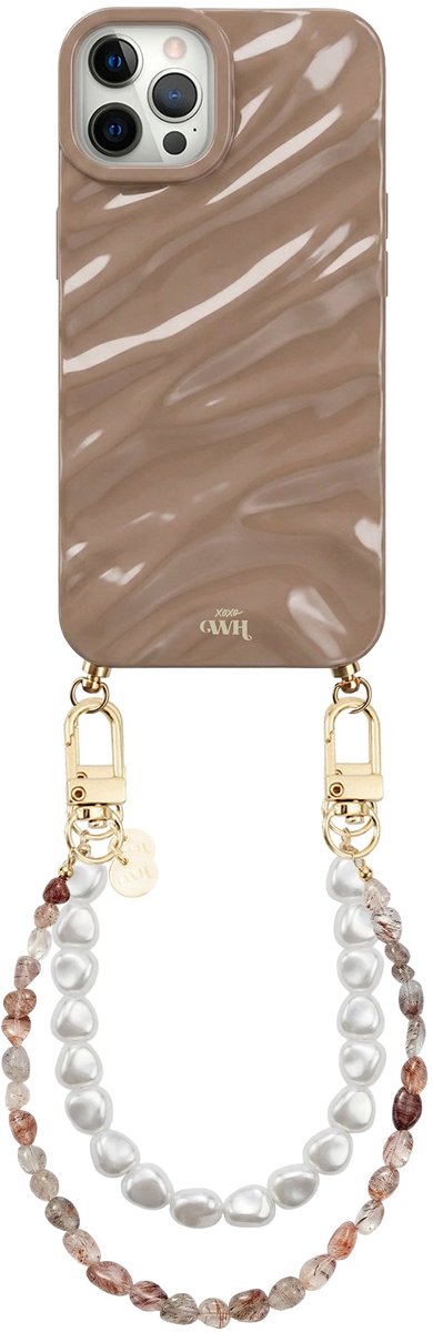 xoxo Wildhearts Taupe Glaze telefoonhoesje met koord - geschikt voor iPhone 12 Pro - Soft Taupe & Pearls - Dream hoesje met telefoonkoord - Glimmende silicone case met plooien - Steentjesketting gecombineerd met korte parelketting - Beige