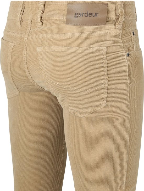 Dichtbij de achterkant van een beige corduroy broek voor heren, focus op de zakken en het Gardeur logo.