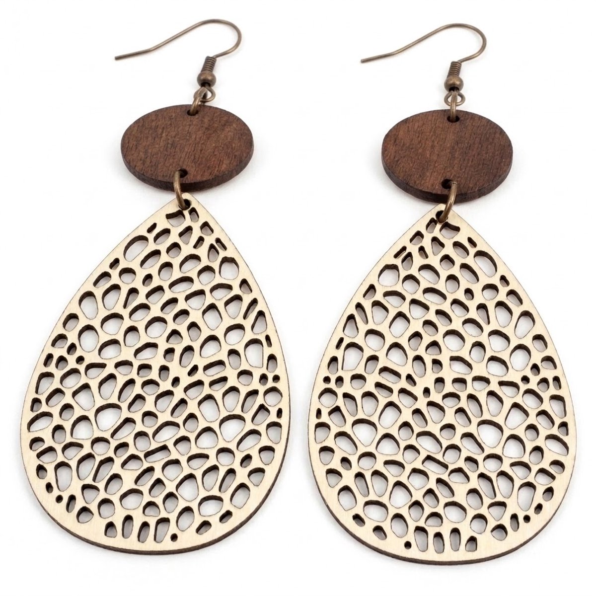 Bruine houten oorhangers met opengewerkt druppel design voor dames – lichtgewicht oorbellen