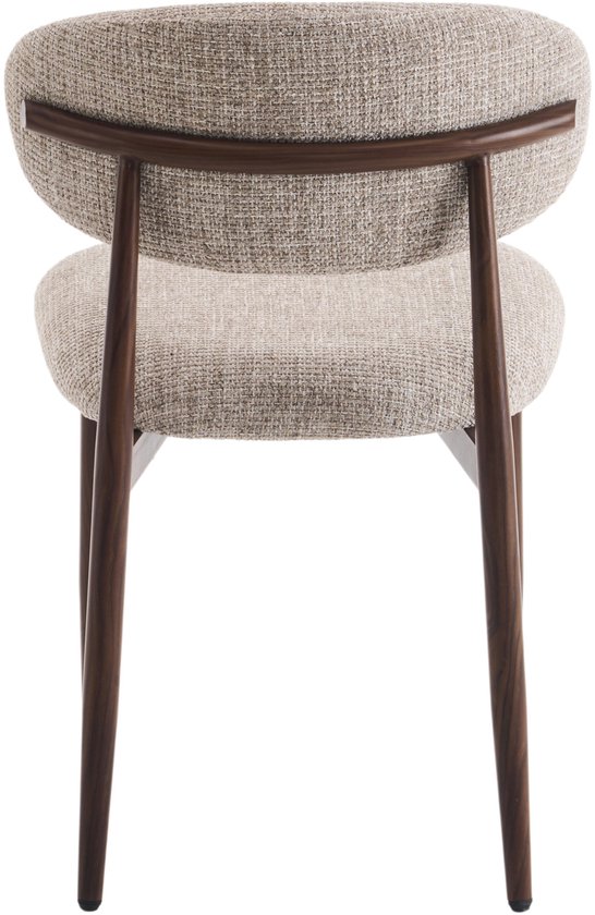 Achterkant van een taupe stoffen stoel met bruine houten poten.