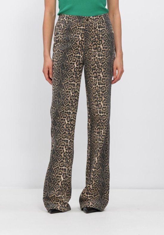 Een model draagt een bruine jeans met luipaardprint.